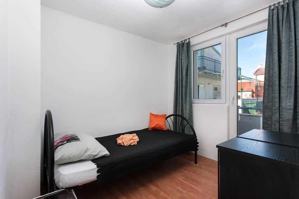 Bedroom with single bed