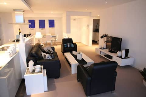Popular Airbnb listing: Waterfront Luxury, Mandurah in Mandurah