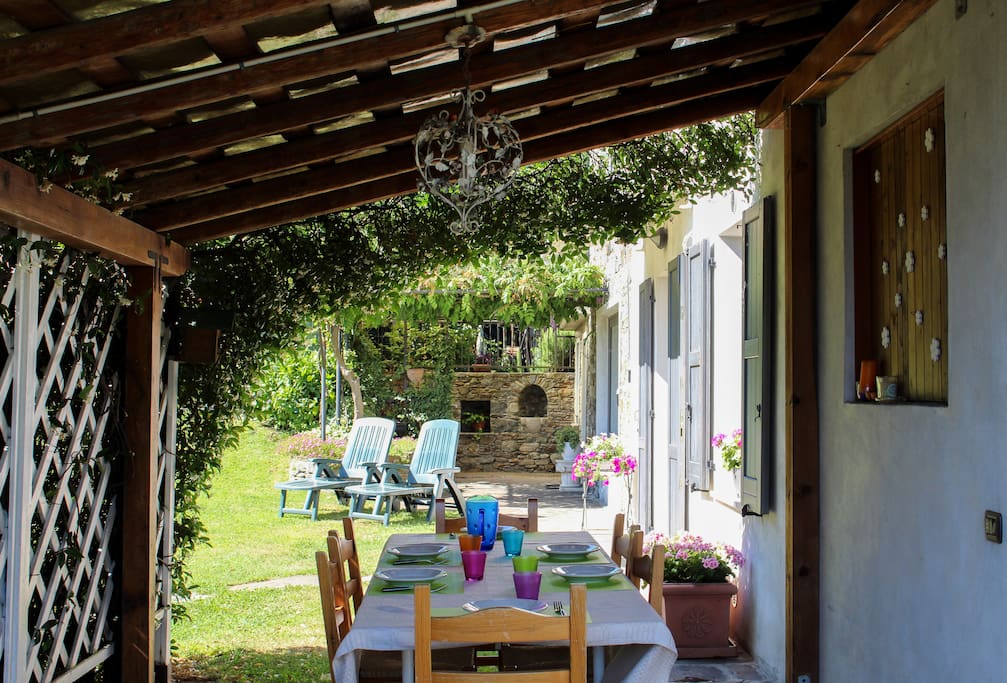 Villa Glicine has got the best patio ever, with nice and strong provencal vibes.