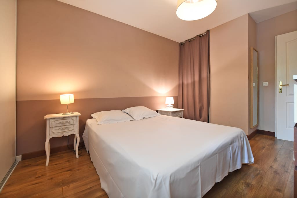 Chambre avec lit double confortable et 2 grandes armoires de rangement
