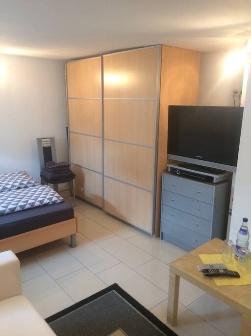 Schrank und TV