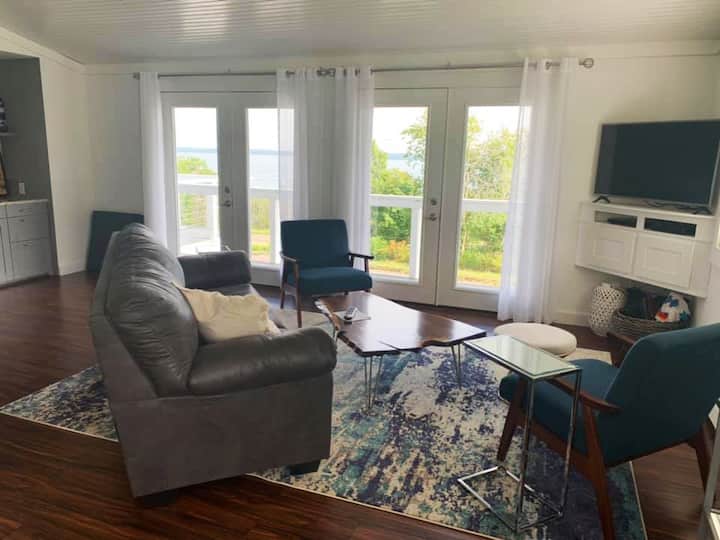 Dnevni boravak, blagovaonica i kuhinja otvorenog tlocrta.