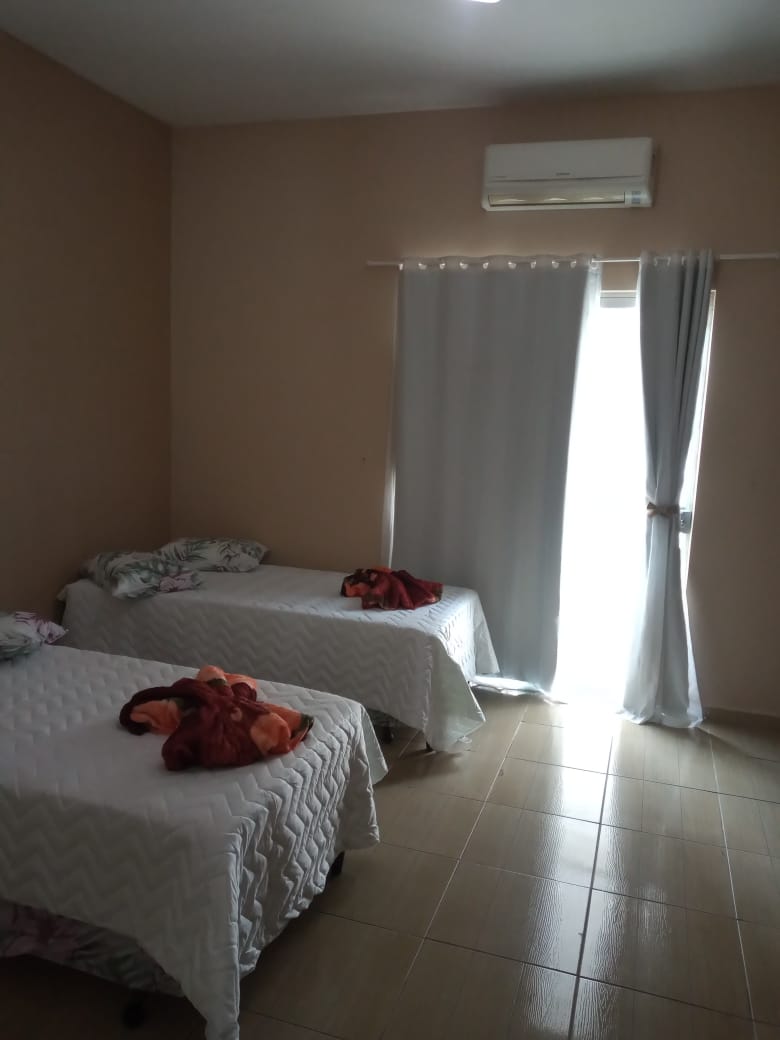 Спалня 2 апартамент с голям килер с изглед към басейна. С климатик, вентилатор на тавана и телевизор.