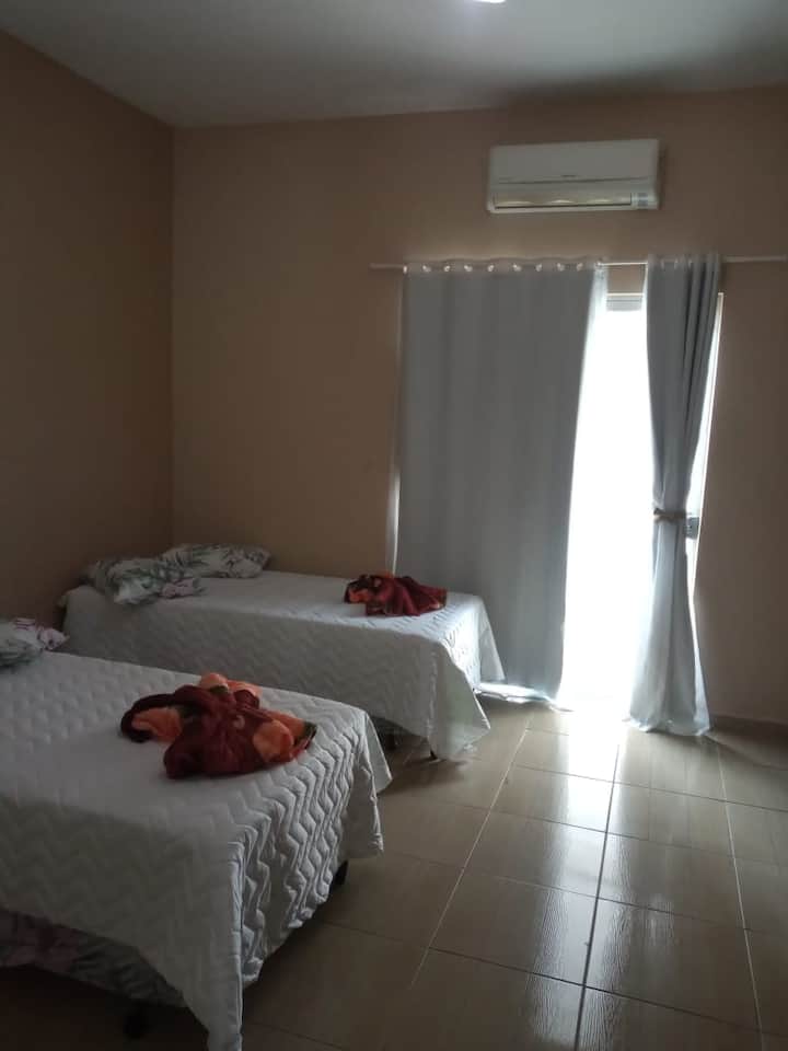 Dormitorio 2 suite con armario grande con vistas a la piscina. Con aire acondicionado, ventilador de techo y televisión.