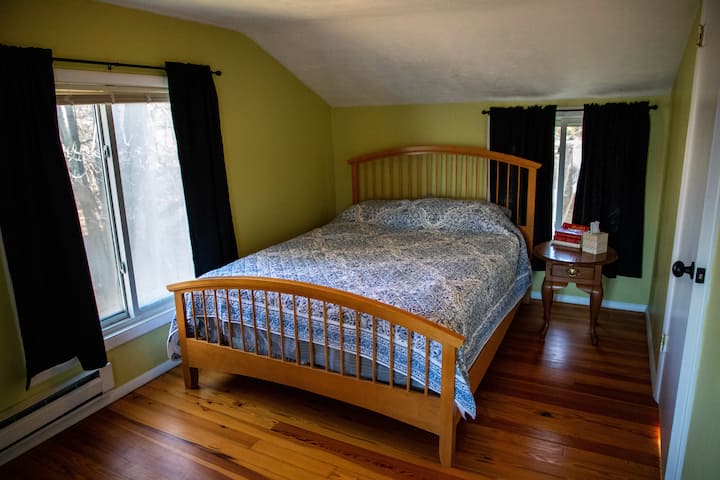 เตียงควีนไซส์ในห้องนอนชั้นบน 3