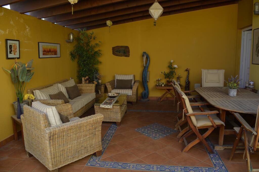 Terraza chill out con pérgola de madera y hamaca en la zona de sol descubierta.
Chill out terrace with wooden pergola and hammock in the sunny area.