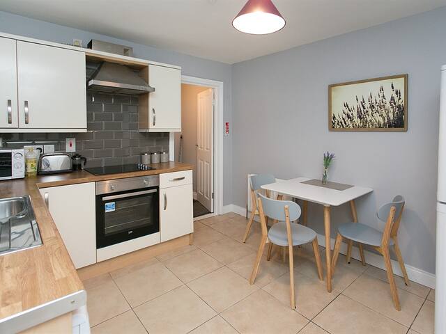 Apt 1 Queens Quarter Apartments Wellesley Avenue