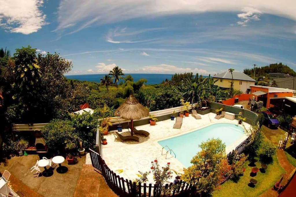 Vue piscine et mer du balcon
