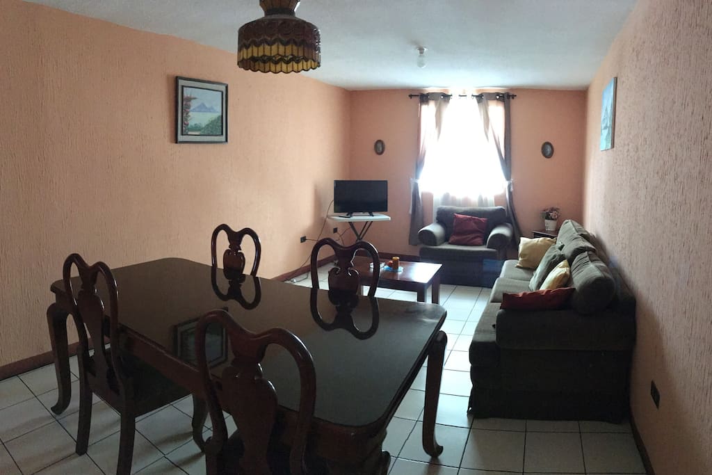 Sala-Comedor, con TV con cable y Wifi gratis.