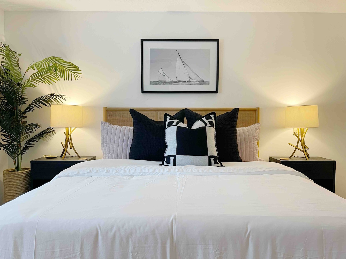 Este dormitorio principal ofrece una cama tamaño king, baño privado, un vestidor con un escritorio, ¡y una hermosa vista de la piscina!