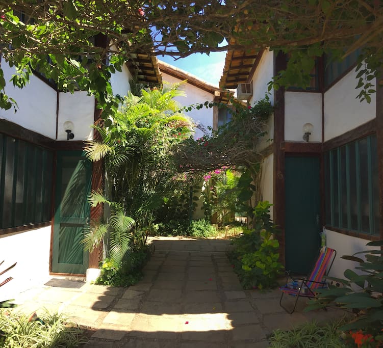Entrada da casa (esquerda)/ área interna do condomínio