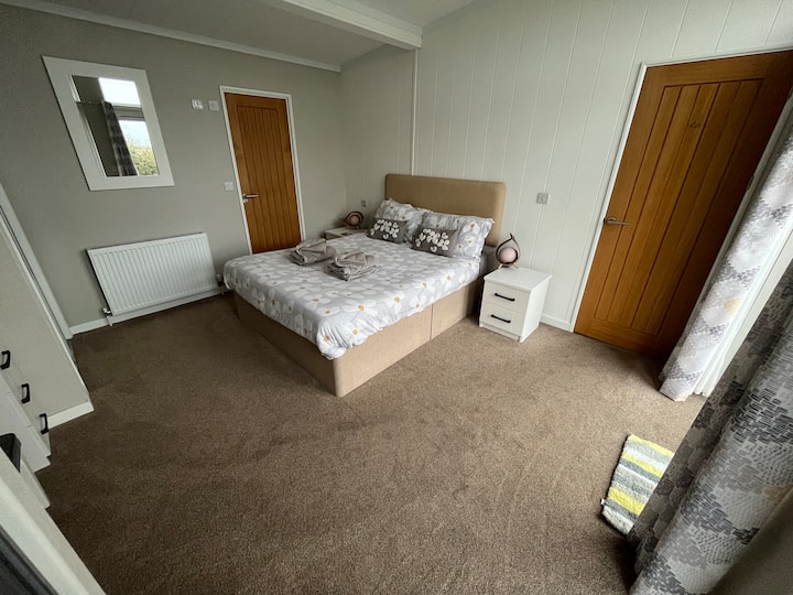 The king-size bedroom is a lovely large room with plenty of space if staying with up to 2 young children in addition to a maximum of 4 adult or child guests 