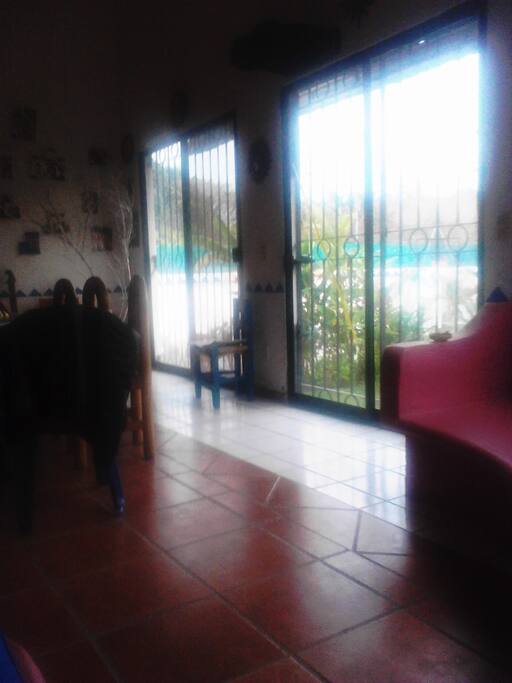 Sala comedor con doble altura.