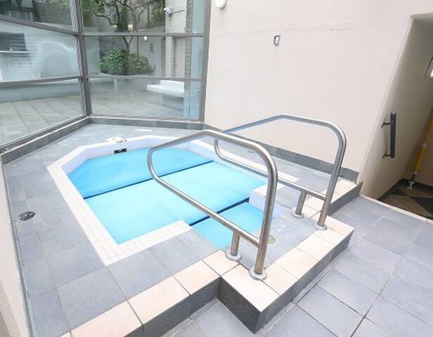 In the ❤ of Yaletown 2Bdrm/2Bath . Pool Sauna Gym gallery image 2