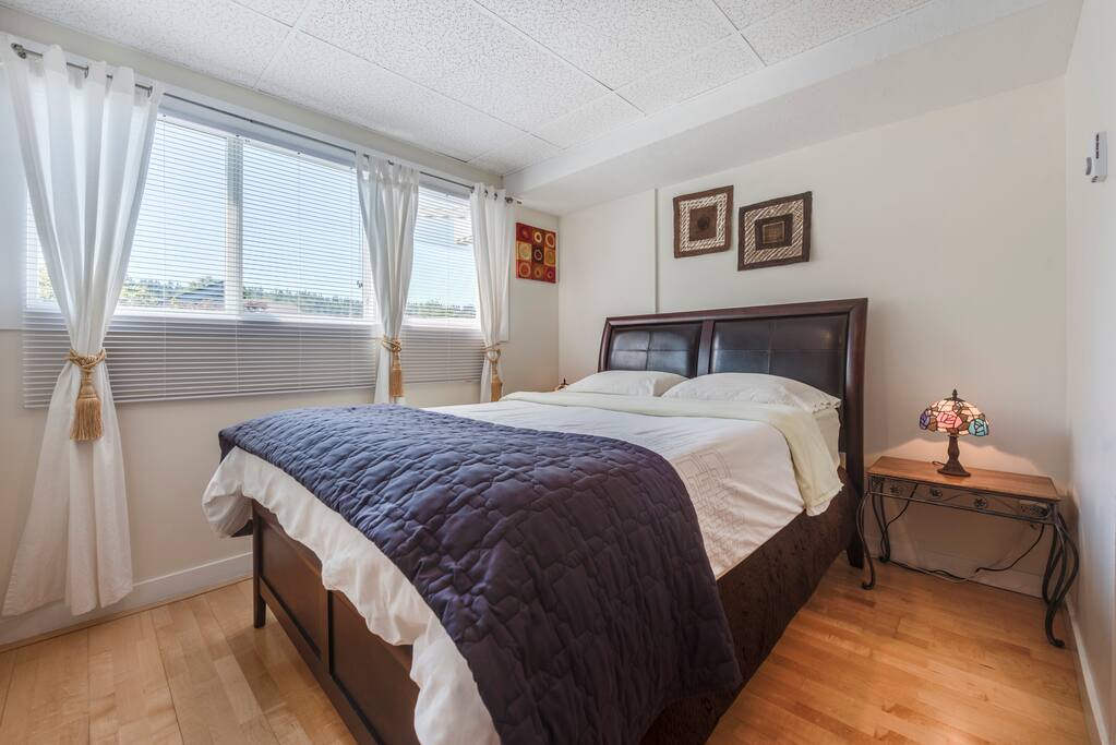 First bedroom with the queen size bed