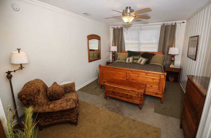 King bedroom with seating and dresser space