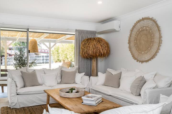 LILY HOUSE *WALK TO TOWN* GORGEOUS HOT SWIM SPA gallery image 2