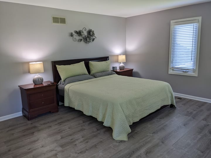 Master Bedroom (King Bed)