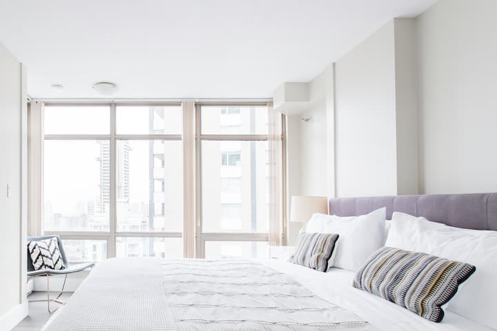 Executive Comfort only 1 Block from Robson Street
