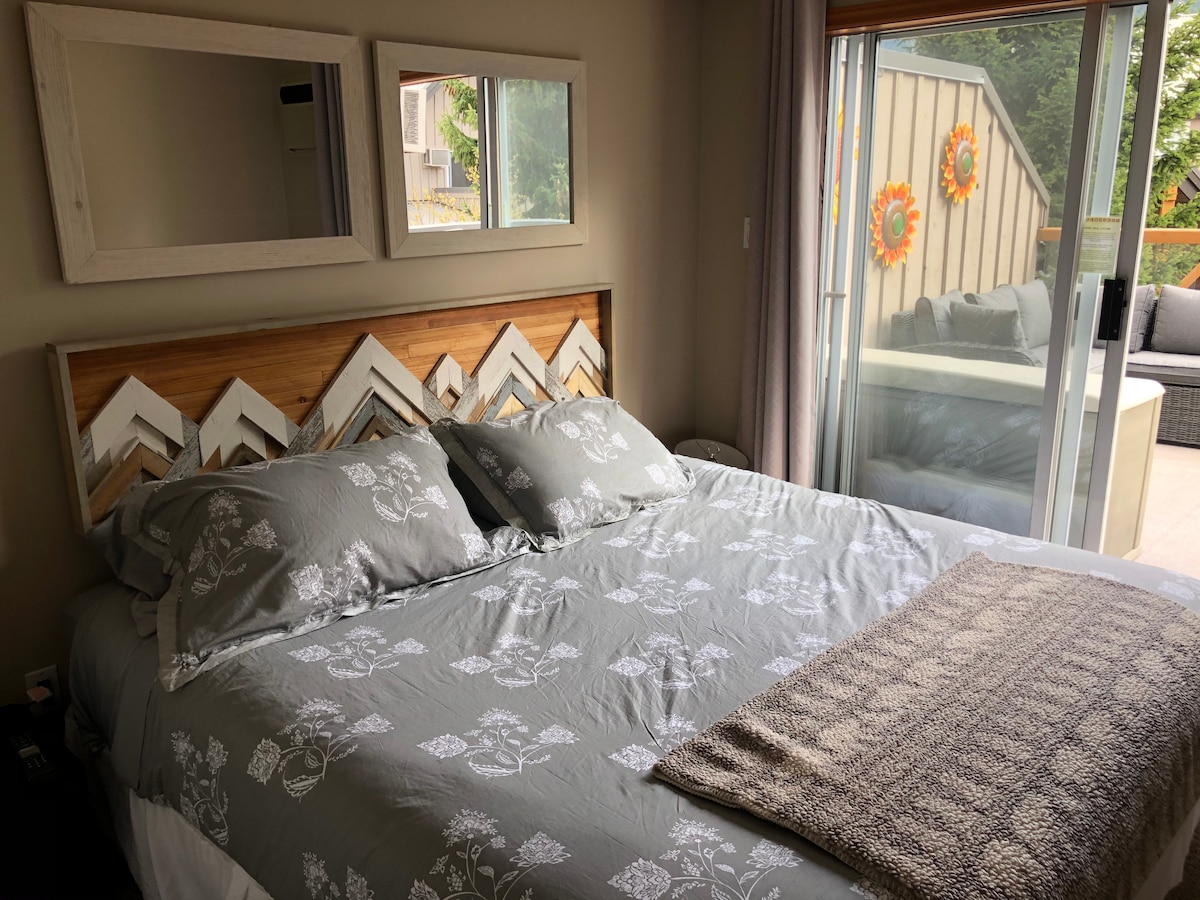 Hlavná spálňa. Veľká manželská posteľ. 