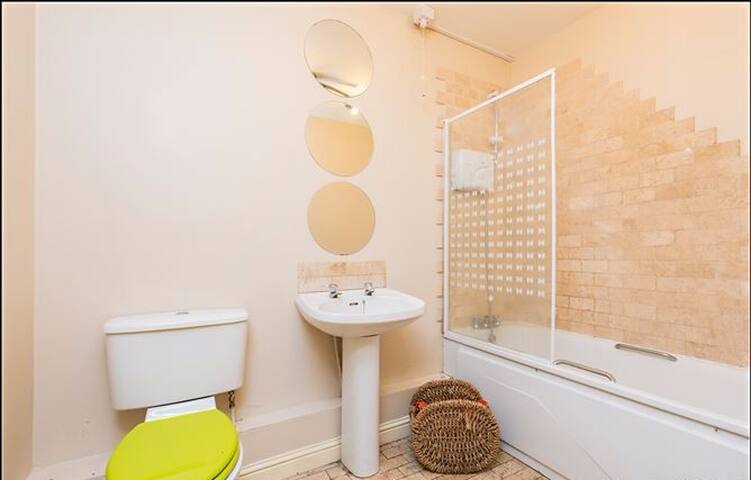 2 double beds + more…a walk to city centre! gallery image 2