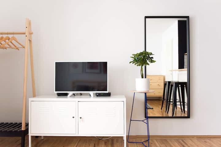 Minimalist Studio In The City Center - Novi Sad