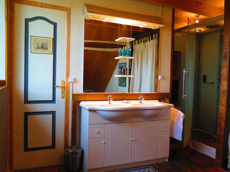 Salle de bain grand confort , avec la chaleur du bois.