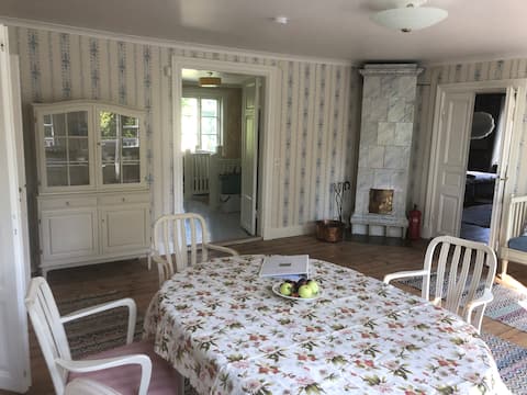 Top Airbnb: Villa by the lake close to the city. in Nacka