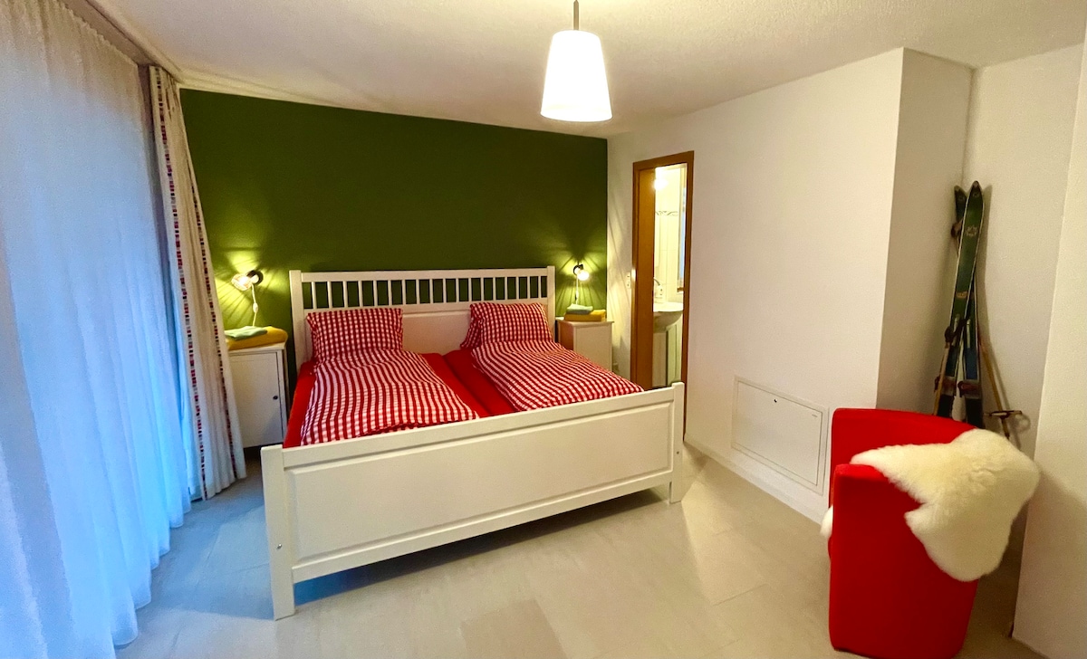 Dhomë gjumi kryesore me hyrje të drejtpërdrejtë në dush, tualet dhe tarracë.