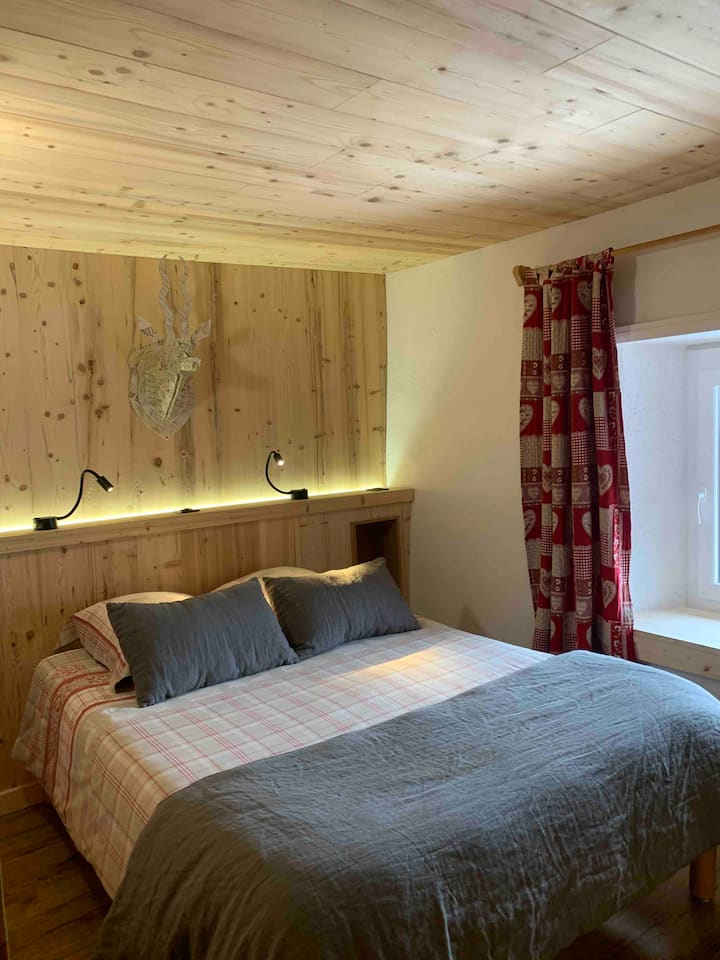 GRANGETTES: 1. spavaća soba: bračni krevet (140 × 190 cm)