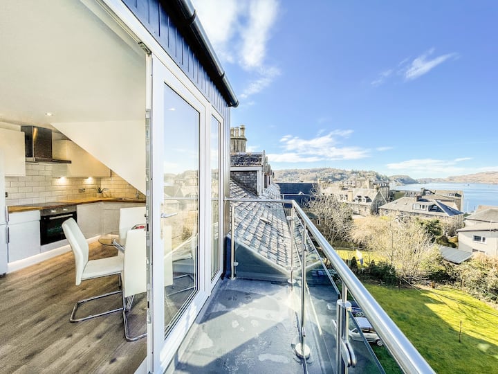 The Penthouse, Beautiful sea views, Centre of Oban Apartments for