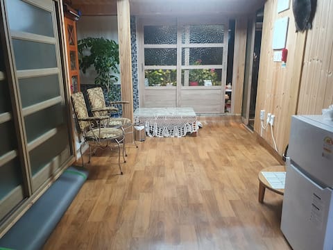 Beautiful Ulleungdo's Islet Flower Fragrance Bed and Breakfast (1st Floor)