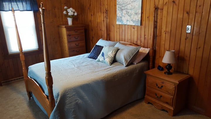 Dormitorio con cama con dosel.
