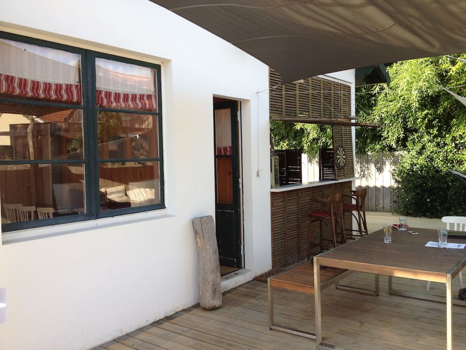 vue de la terrasse et du bar. La plancha est derrière le bar
