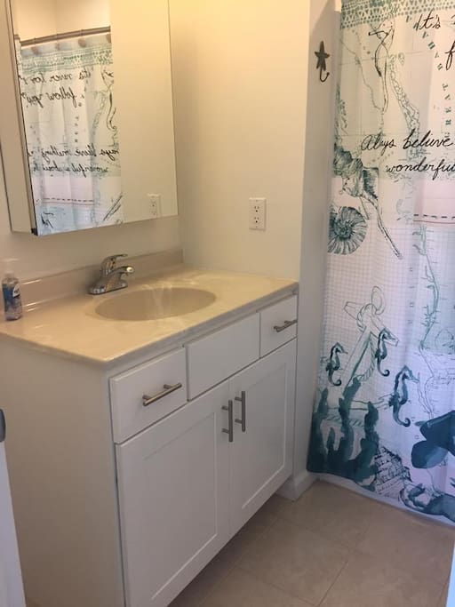 Master Bedroom: Full bath
