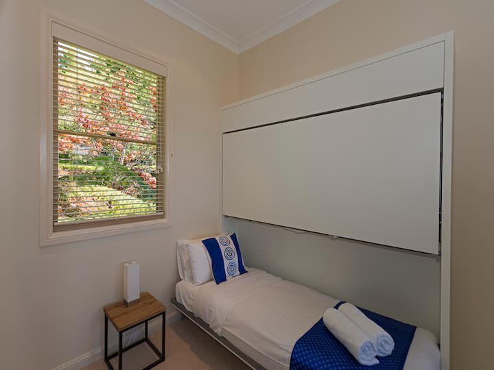 El dormitorio 4 de la casa Dantosa tiene dos camas individuales. La litera murphy de diseño italiano se pliega en la pared cuando las camas no están en uso. La cama superior tiene barreras suaves por seguridad. 