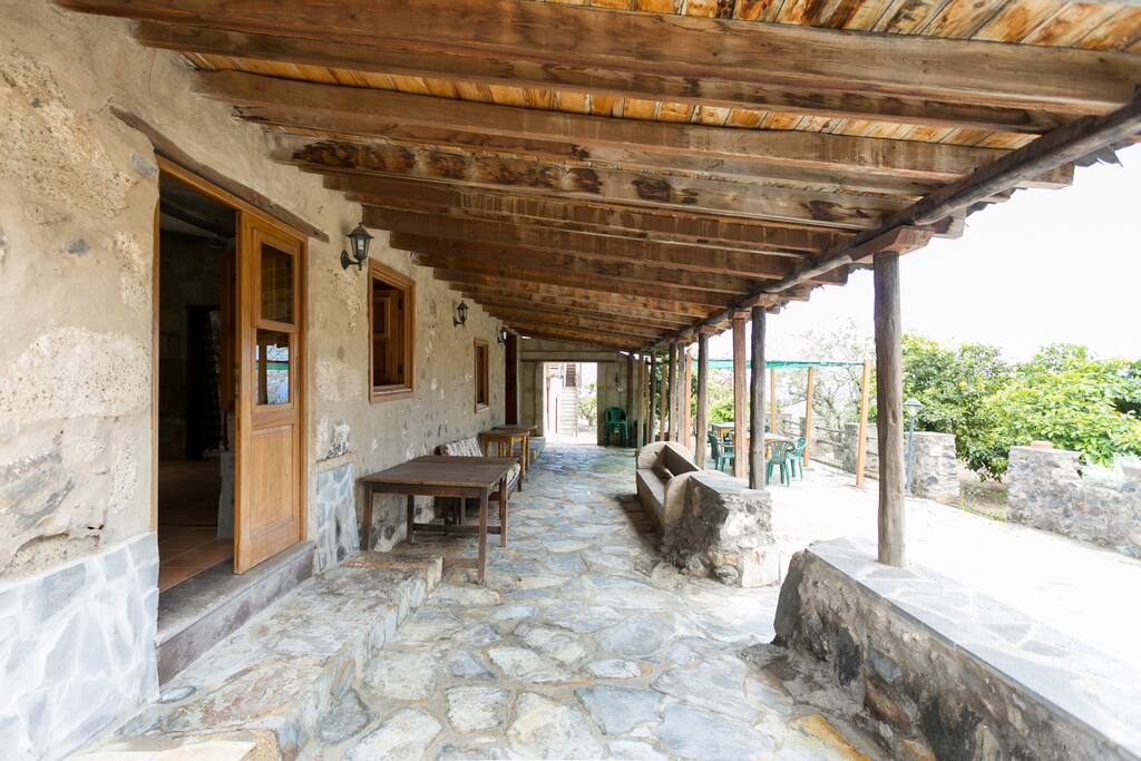 Patio exterior, entrada a cocina.