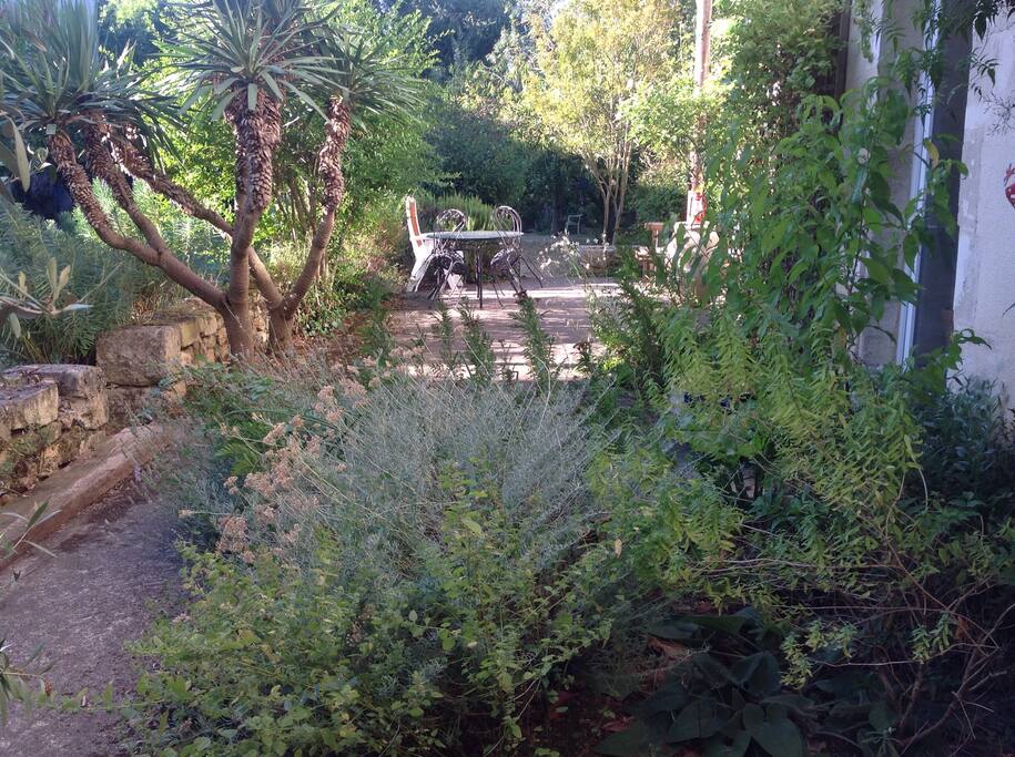 La terrasse pour prendre les repas au beaux jours