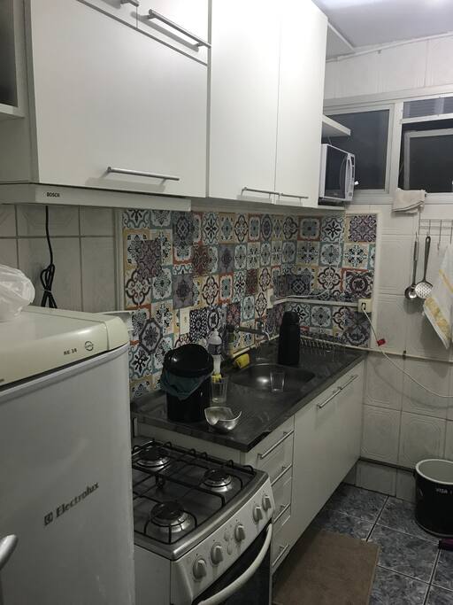 Cozinha - armários embutidos, fogão, geladeira- micro- ondas e utensílios