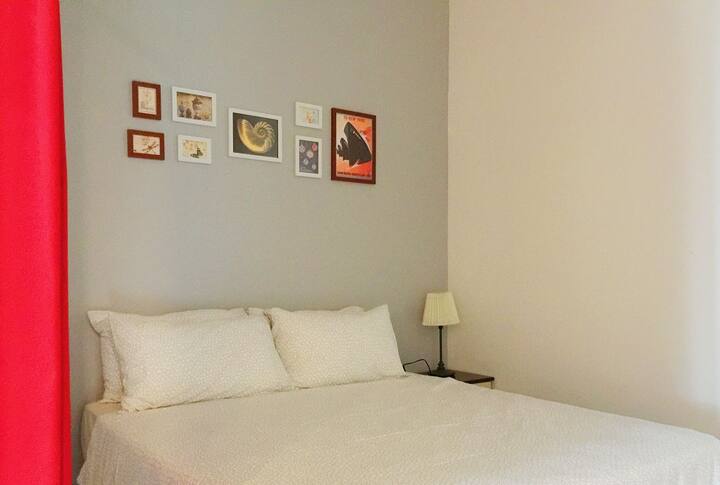 Habitación 2 con 1 cama tamaño queen.
Diseño moderno de concepto abierto 
(con persiana cortina para dormir privacidad, sin puerta)