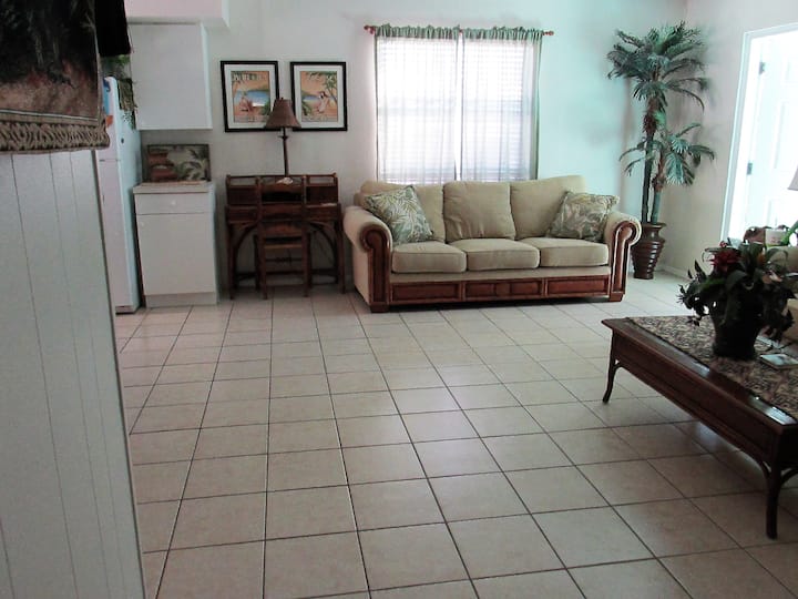 Two Bedroom1 Bath Unit With Pool Steps To The Beach. Great Location! - Anna Maria Island, FL