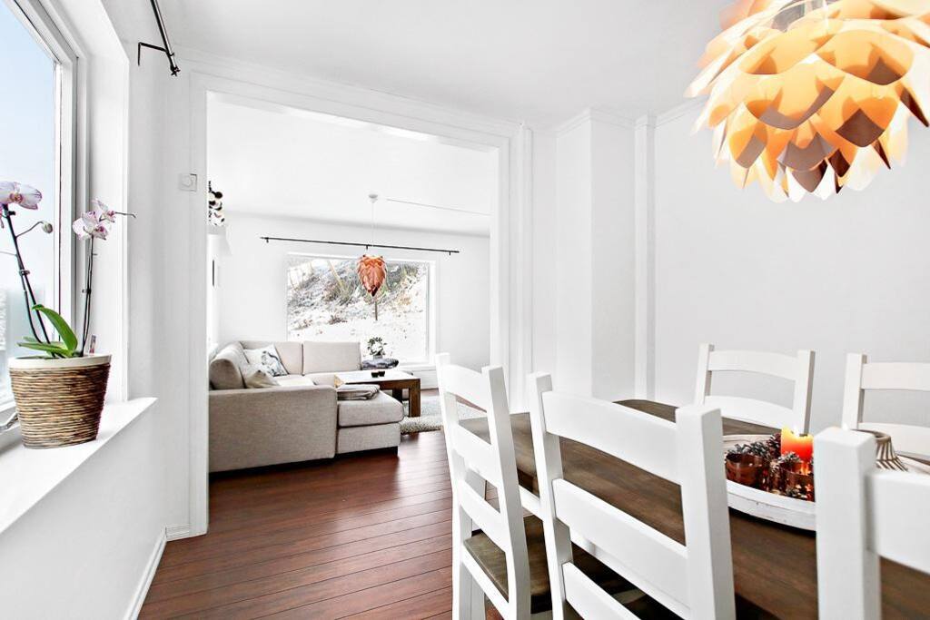 Dining table with up to 10 seats.