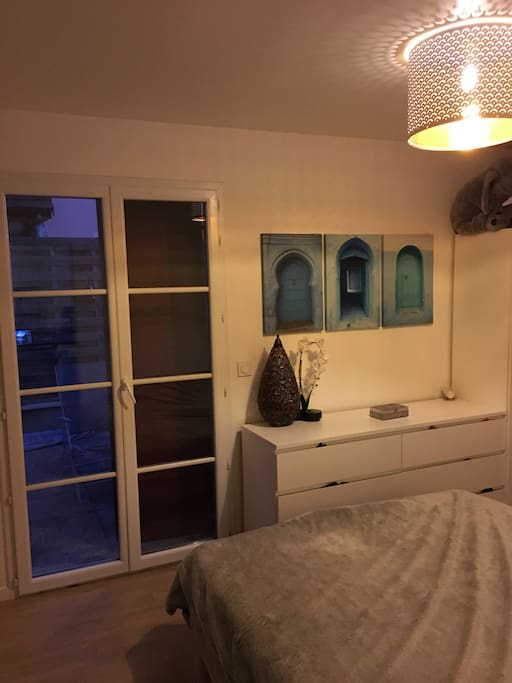 Chambre donnant sur tres grande terrasse privative et sans vis à vis