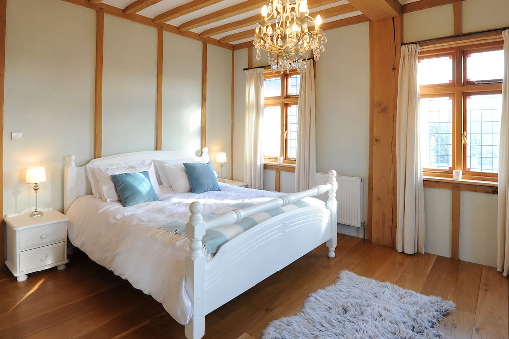Room 2
Super King bed large room with en suite