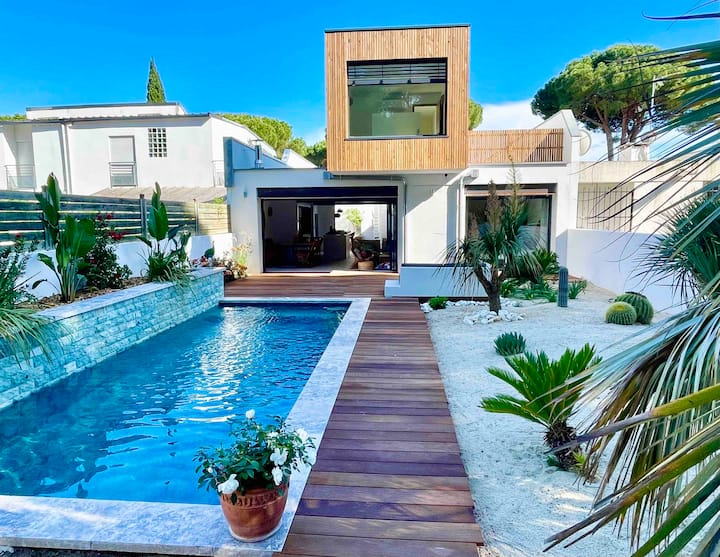 Beautiful contemporary 5 bedroom villa with pool