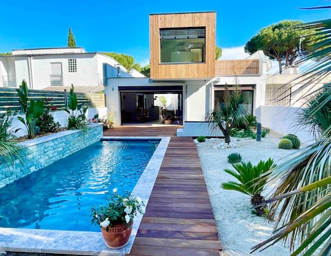 Beautiful contemporary 5 bedroom villa with pool