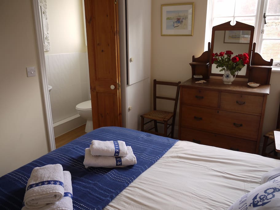 Main bedroom with en suite shower