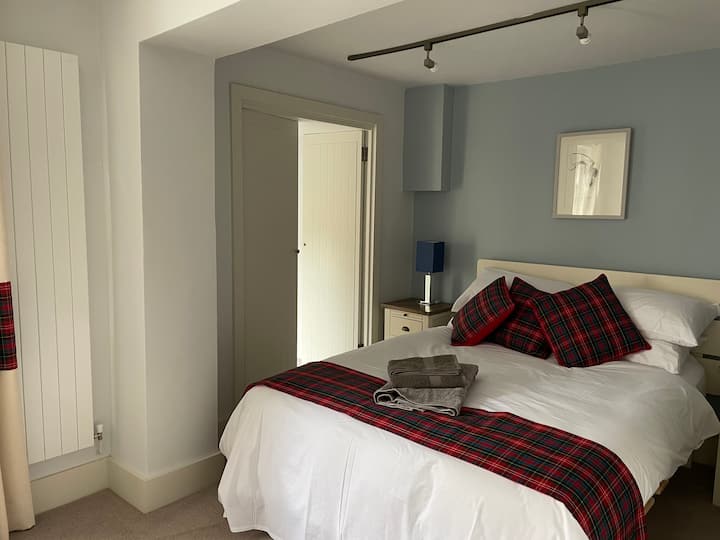 Спалня 1 , двойно легло - с гардероб и самостоятелен душ 