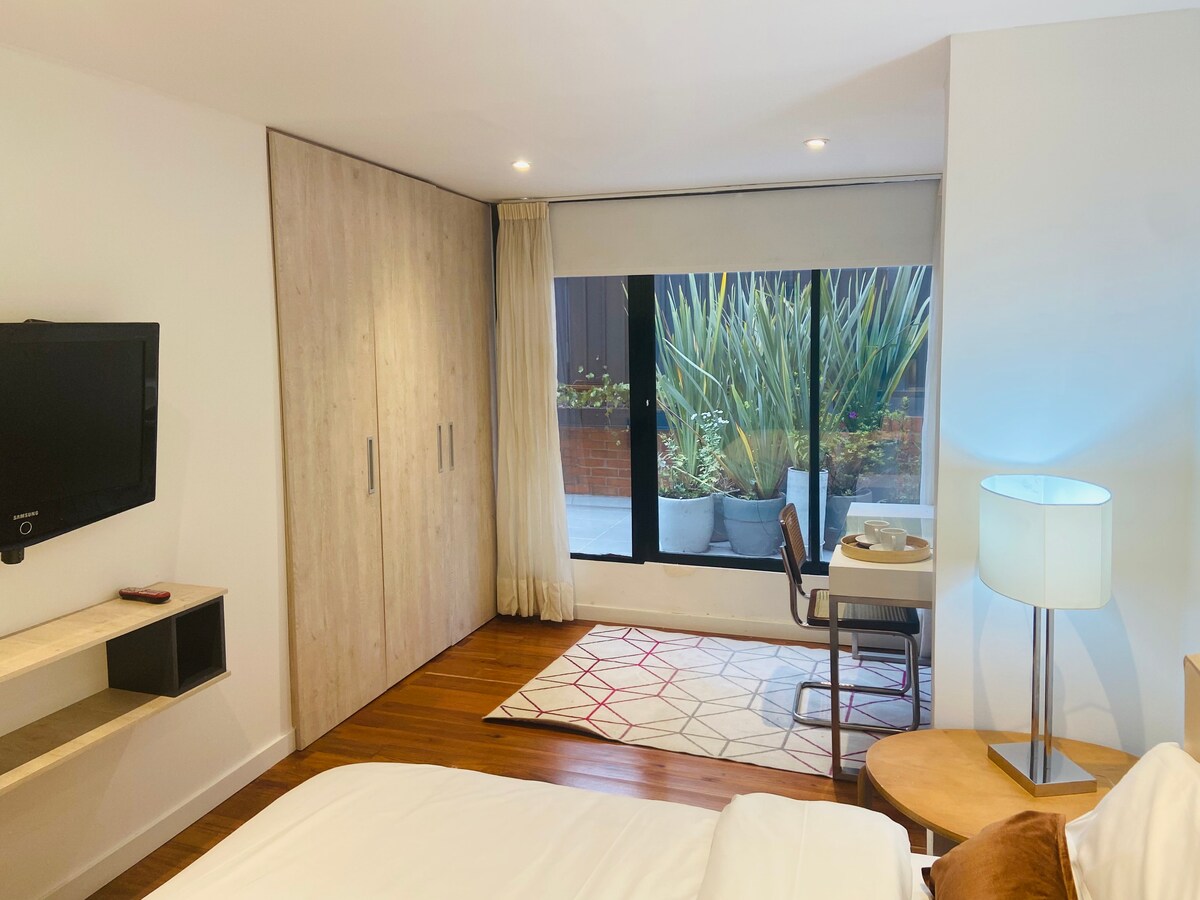 Ნომერი ორადგილიანი საწოლით, ტელევიზორით და სამუშაო სივრცით, ასევე, სასიამოვნო ტერასით, სკამებითა და მაგიდით.
