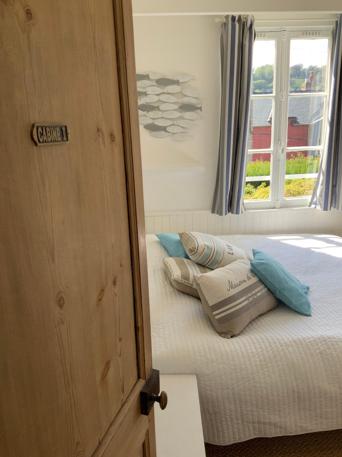 Chumba cha kulala cha "nyumba ya mbao", usanidi wa vitanda viwili